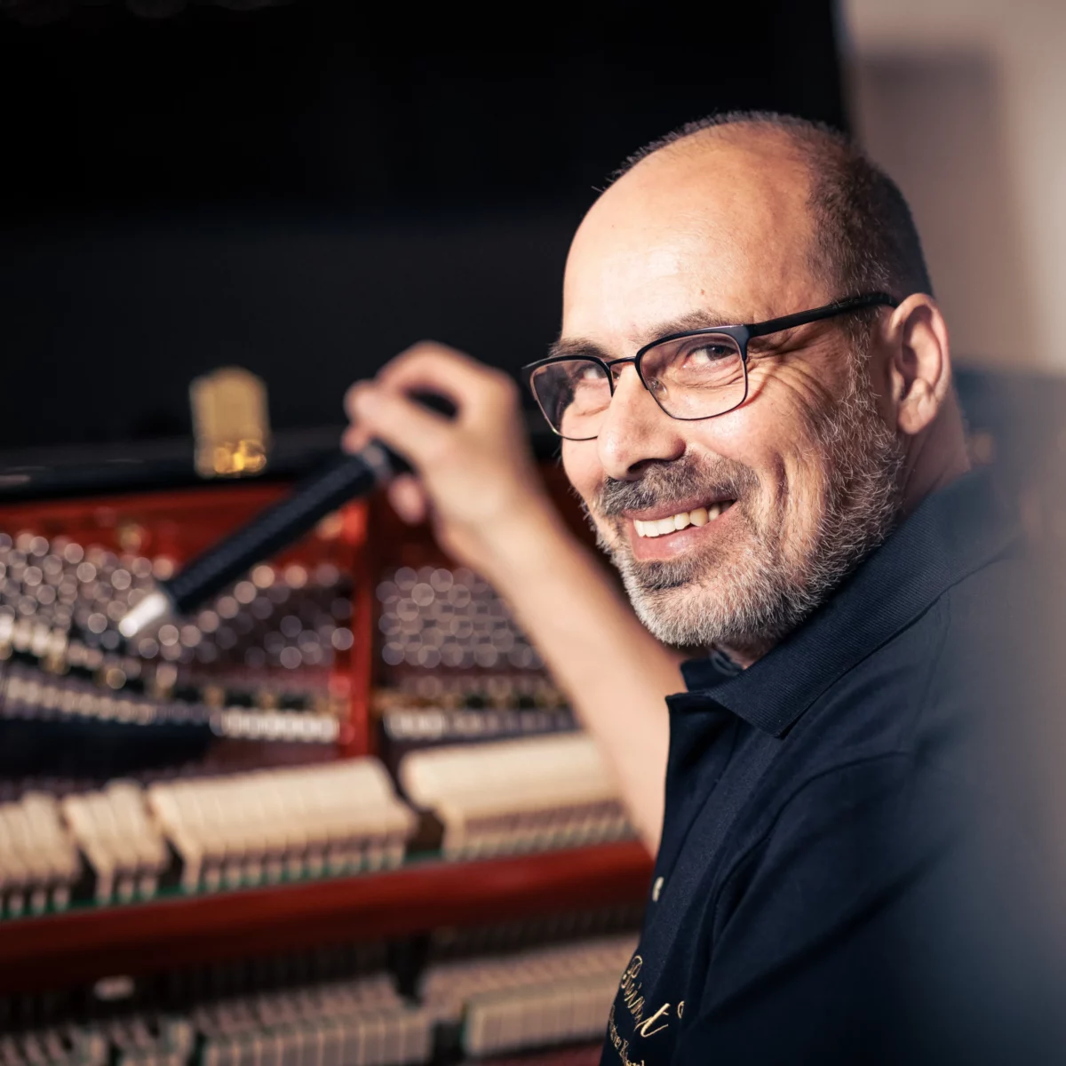 Klavierbaumeister Peter Reinert beim Stimmen in Villingen-Schwenningen